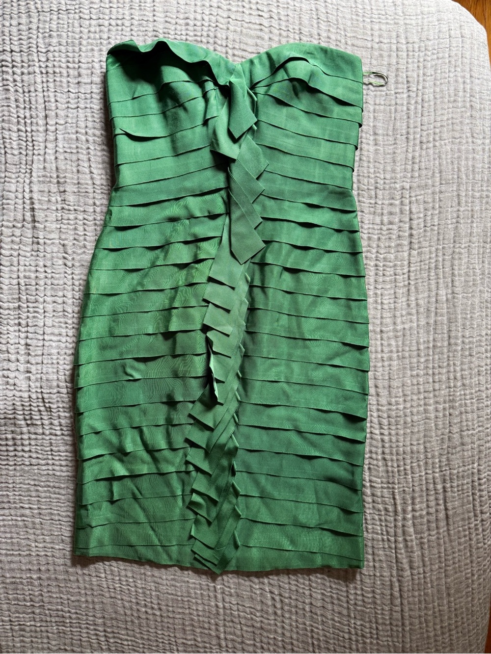 Carmen Marc Valvo Emerald Green Strapless Ruffled Green Cocktail Dress